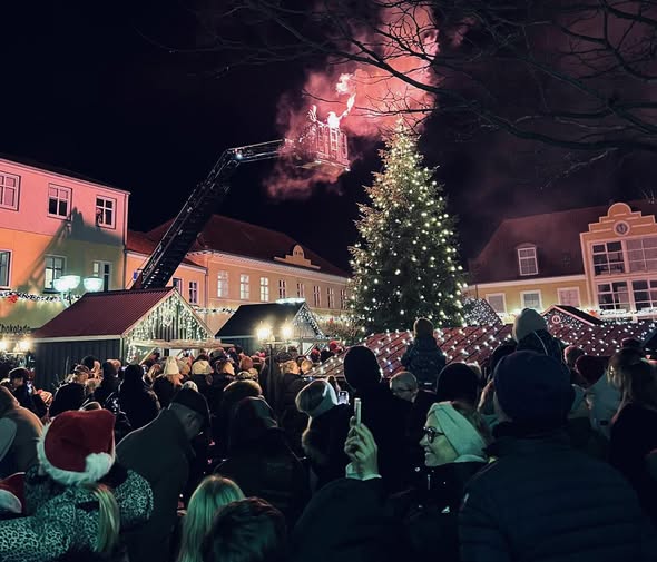 Juletræet tændes